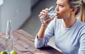 5 μαγικά πράγματα που συμβαίνουν όταν πίνεις νερό το πρωί