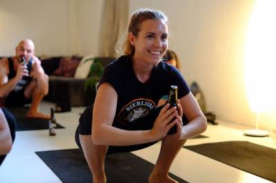 Στο Βερολίνο η yoga συναντά την μπύρα και το αποτέλεσμα είναι απολαυστικό (pics)