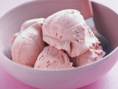 Φτιάξτε υγιεινό παγωτό φράουλα με 3 υλικά και 45 δευτερόλεπτα κυριολεκτικά