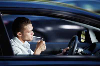 Τι σου συμβαίνει όταν καπνίζεις στο αυτοκίνητο;