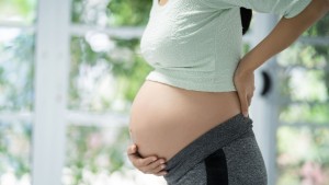 Ο ιατρικός βελονισμός συμβάλλει στη μείωση του οσφυϊκού και πυελικού πόνου κατά την εγκυμοσύνη