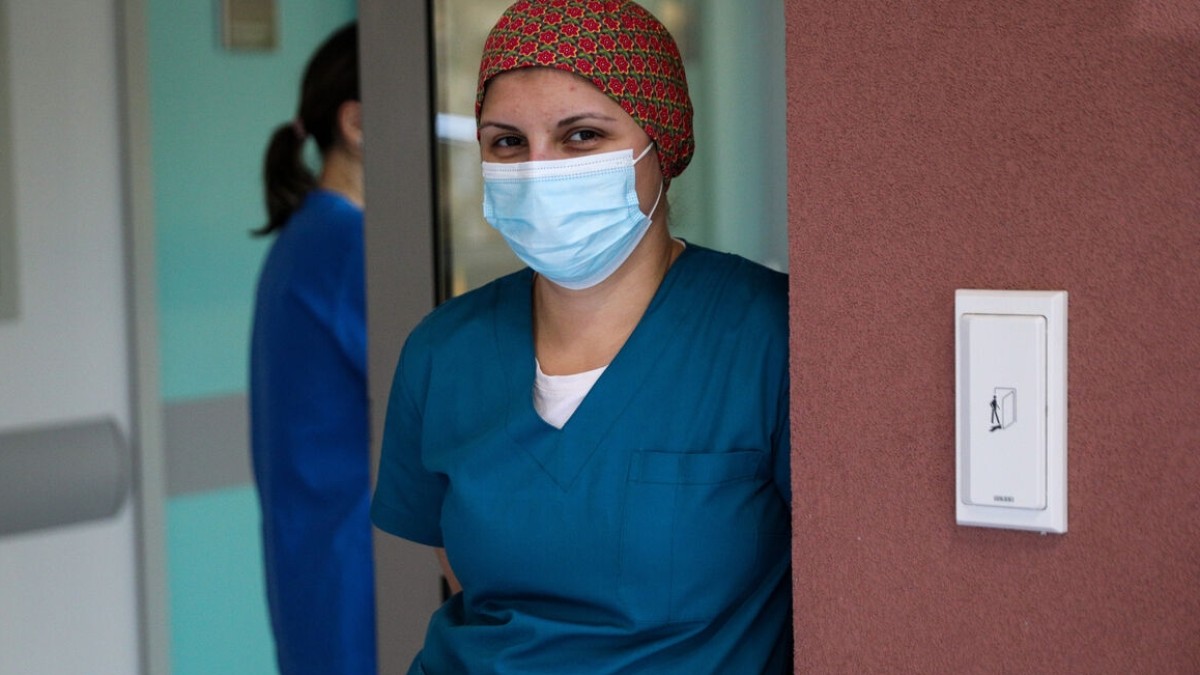 Κορονοϊός: Ανησυχία για την εκτόξευση των κρουσμάτων – Σκέψεις για επαναφορά της μάσκας στα νοσοκομεία