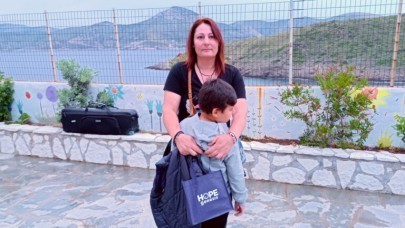 Η πρώτη ωφελούμενη της HOPEgenesis κ. Κατερίνα με τον γιο της Μηνά, τρίτο κατά σειρά παιδί της και πρώτο παιδί της HOPE, που γεννήθηκε το 2016.