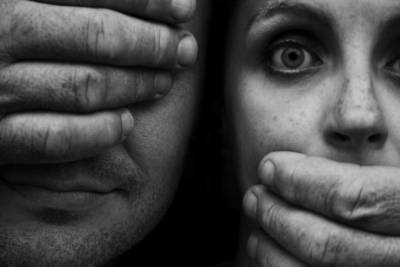 Ενδοοικογενειακή βία: Πώς να παραμείνουμε ασφαλείς στο σπίτι - Μερικές σαφείς οδηγίες