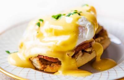 Eggs Benedict με σάλτσα από μουστάρδα