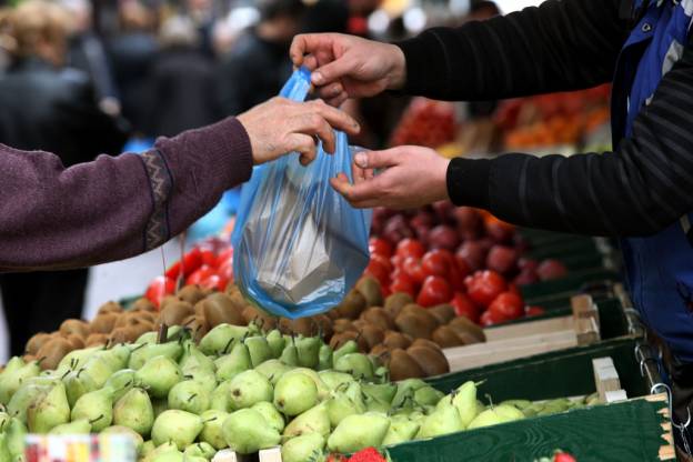 Ο ΠΑΚΟΕ συνιστά μεγάλη προσοχή - Το 64% των τροφίμων ακατάλληλο ή νοθευμένο