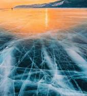 Περπατώντας πάνω στον πάγο στη μαγευτική λίμνη Βαϊκάλη  (pics)