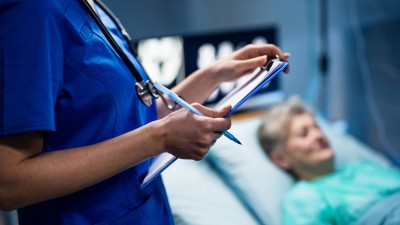 Έφτασαν τις 350 οι εισαγωγές για γρίπη την εβδομάδα
