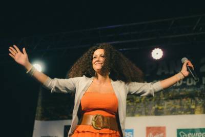 Είκοσι διάσημοι stand up κωμικοί ενώνουν τις δυνάμεις τους σε μια βραδιά για την Κατερίνα Βρανά