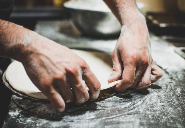 Pizza κανείς; Aυτή είναι η συνταγή για την πιο απλή και νόστιμη ζύμη