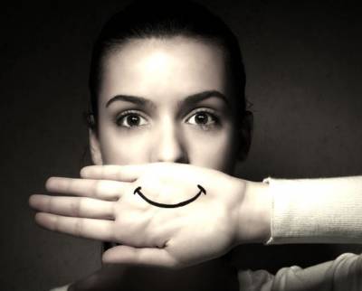 Χαμογελαστή κατάθλιψη: Μήπως όλα μοιάζουν καλά αλλά δεν είναι;