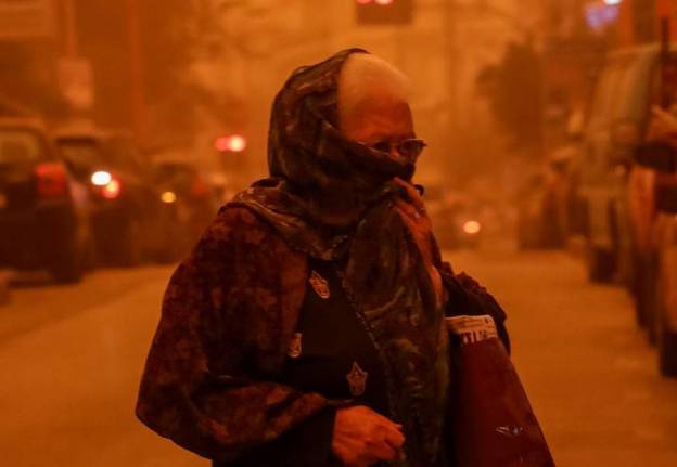 Πόσο τοξικό είναι το νέφος με την αφρικανική σκόνη; Ο καθηγητής Πνευμονολογίας Παναγιώτης Μπεχράκης απαντά