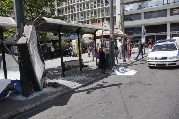 Αυτοκίνητο έπεσε σε στάση λεωφορείου στην Μεταμόρφωση - Ένας νεκρός και τραυματίες