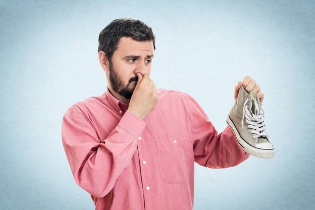 Πώς να φύγουν οι άσχημες μυρωδιές από τα κλειστά παπούτσια
