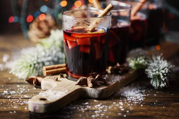 Glühwein: Πώς θα φτιάξετε το αγαπημένο ζεστό κρασί των εορτών