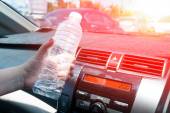 Ποιος κίνδυνος υπάρχει, αν αφήσετε πλαστικά μπουκάλια με νερό στον ήλιο και στην ζέστη;