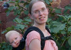 Γυναίκα γεννάει μόνη της στον κήπο και μοιράζεται το βίντεο και το μήνυμά της