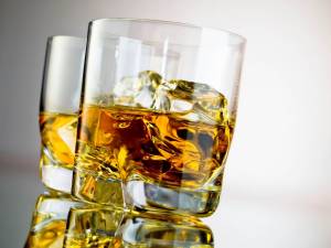Δείτε τι ακριβώς συμβαίνει στο εγκέφαλό μας όταν πίνουμε αλκοόλ