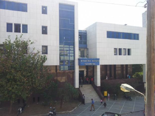 Σοκ: Μητέρα εγκατέλειψε τα τέσσερα παιδιά της στο γραφείο του εισαγγελέα
