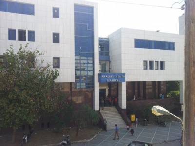 Σοκ: Μητέρα εγκατέλειψε τα τέσσερα παιδιά της στο γραφείο του εισαγγελέα