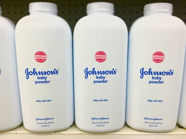 Johnson &amp; Johnson: Αποζημίωση μαμούθ σε καρκινοπαθή που χρησιμοποιούσε το ταλκ της