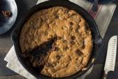 Φτιάξτε ένα τεράστιο σοκολατένιο μπισκότο για όλη την οικογένεια σε 10 λεπτά