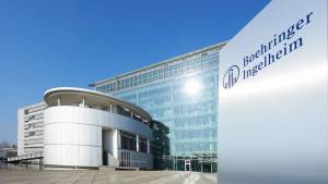Οι εργαζόμενοι της Boehringer Ingelheim προσφέρουν μια αγκαλιά δώρα σε παιδιά»