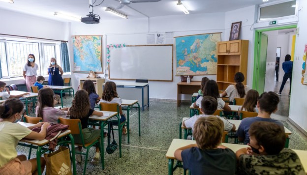 Ανοίγουν τα σχολεία σήμερα - Τι ισχύει για τις απουσίες από  τις ιώσεις και τον κορονοϊό