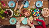 4 προβλήματα που «καραδοκούν» αν χάσεις τον έλεγχο στο πασχαλινό τραπέζι