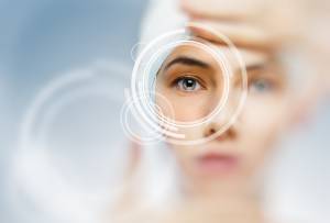 Νέος ενδοφακός βελτιώνει την κοντινή όραση στους ασθενείς με εκφύλιση Ωχράς Κηλίδας