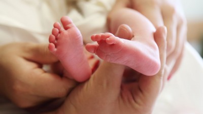 Πώς ο φυσιολογικός τοκετός βοηθάει τη μητέρα και το μωρό