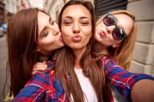 Selfitis: Η μανία με τις selfies είναι και επίσημα ψυχική διαταραχή