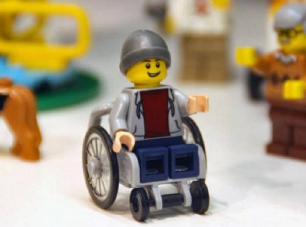 Φιγούρα της Lego κάθησε για πρώτη φορά σε αναπηρικό αμαξίδιο