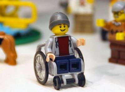 Φιγούρα της Lego κάθησε για πρώτη φορά σε αναπηρικό αμαξίδιο