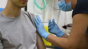 Covid-19: Δεν είναι σύμφωνοι οι γιατροί με τη διενέργεια εμβολιασμών από τα φαρμακεία