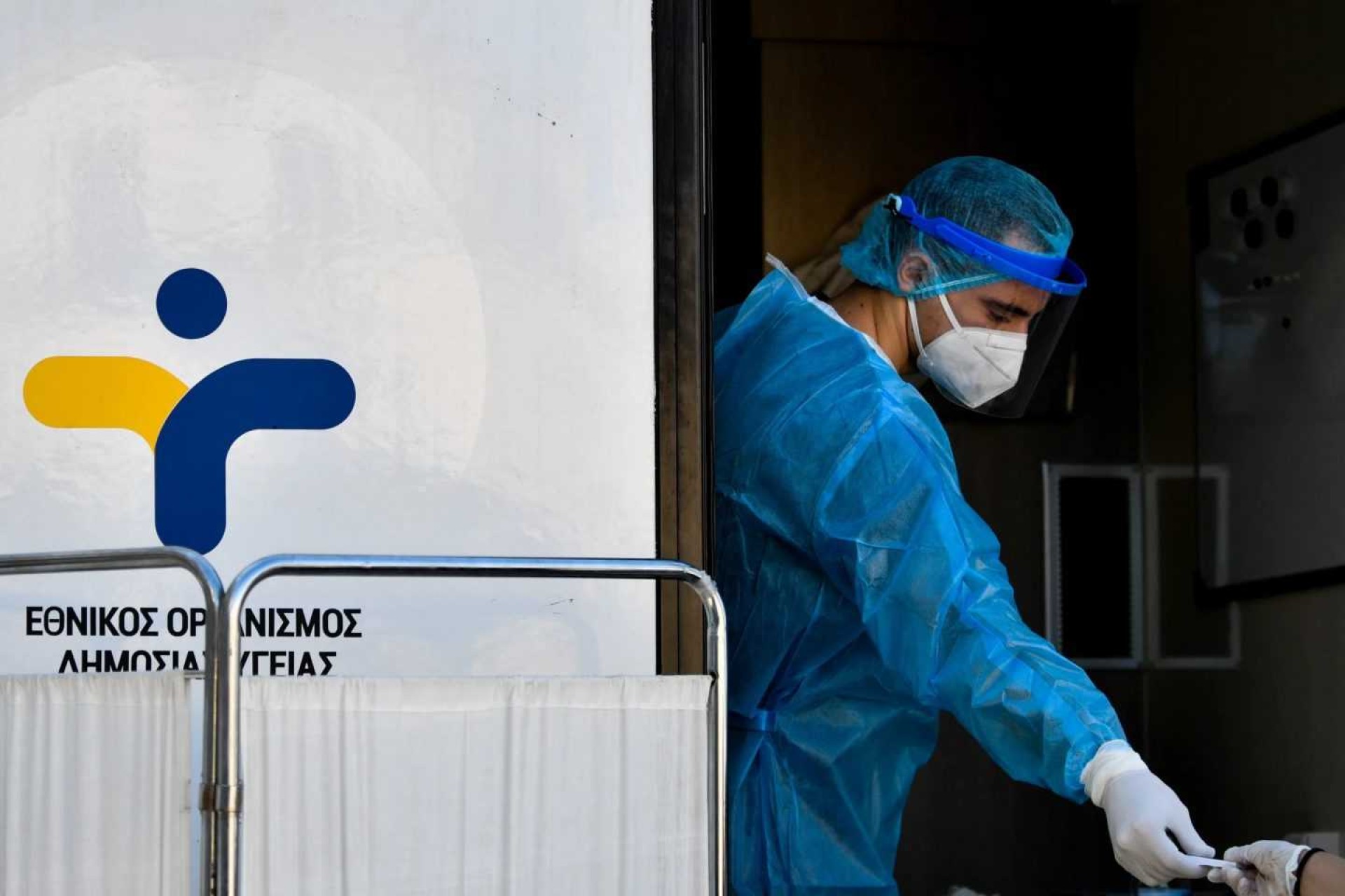 Οδηγίες από τον ΕΟΔΥ για τη νέα φάση της πανδημίας