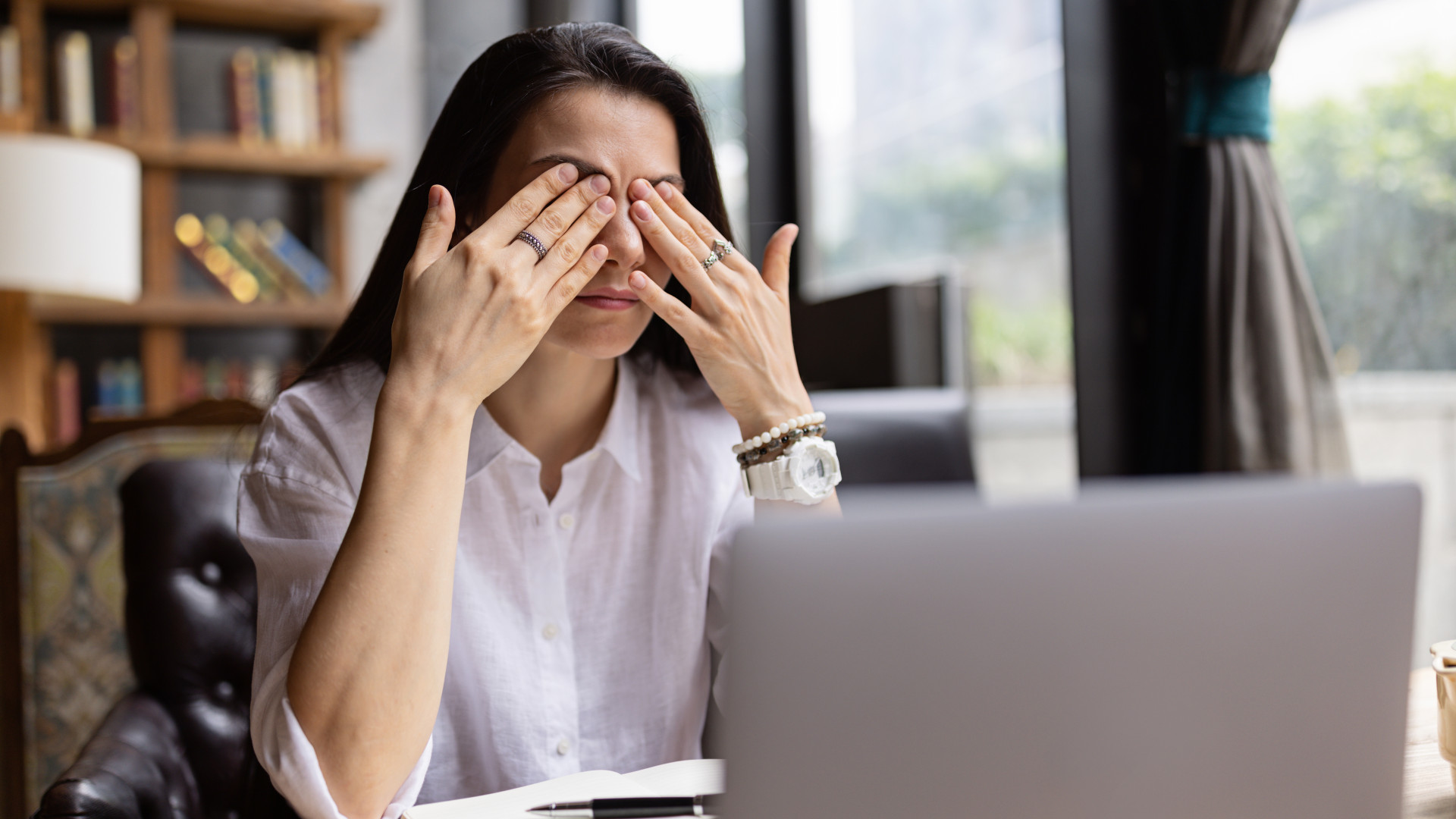 Όλη μέρα μπροστά στην οθόνη; 5+1 πρακτικοί τρόποι για να προστατεύσεις τα μάτια σου