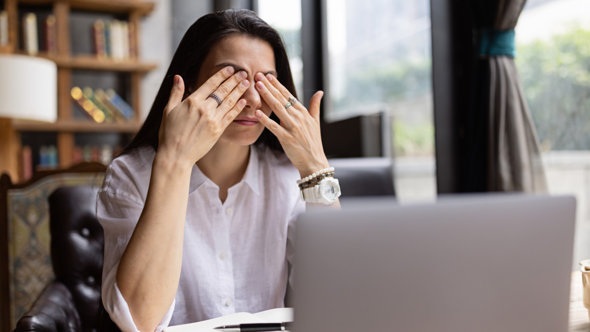 Όλη μέρα μπροστά στην οθόνη; 5+1 πρακτικοί τρόποι για να προστατεύσεις τα μάτια σου
