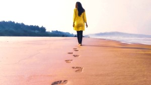 Τάσεις ευεξίας για το 2025: Τι είναι το “silent walking” και γιατί το δοκιμάζουν όλοι;
