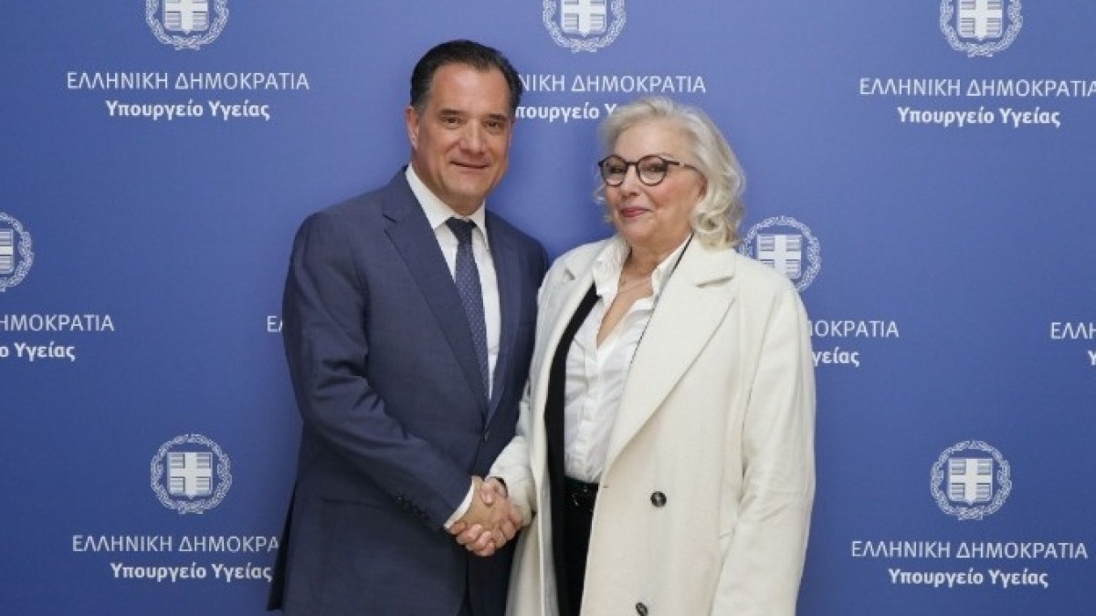 Συνάντηση του υπουργού Υγείας με την πρώτη ασθενή που της συνταγογραφήθηκε σκεύασμα φαρμακευτικής κάνναβης